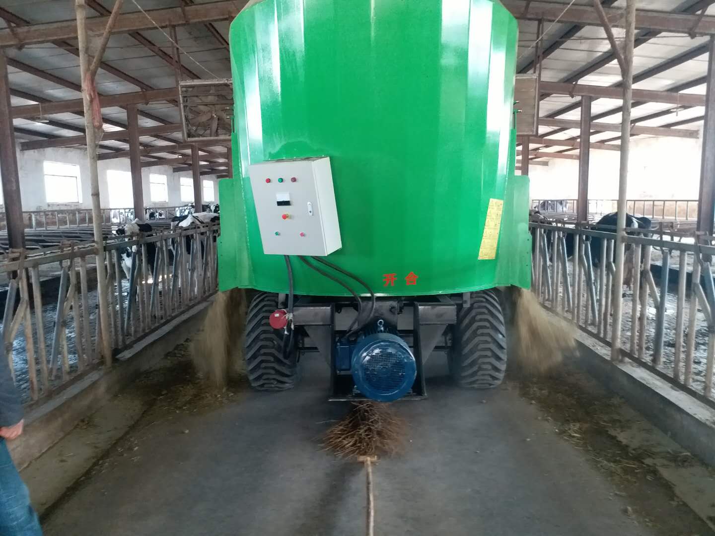 河南某公司購(gòu)買固定式TMR攪拌機(jī) 河南某公司購(gòu)買固定式TMR攪拌機(jī)