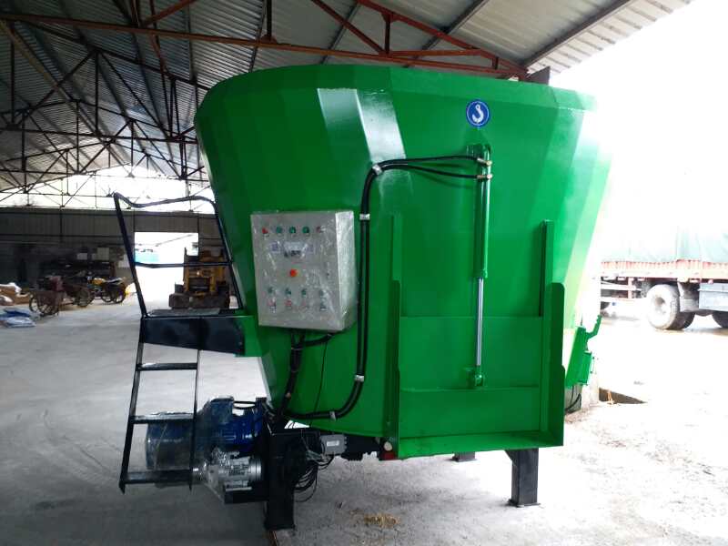 內(nèi)蒙古某公司購買牽引式TMR攪拌機(jī) 內(nèi)蒙古某公司購買牽引式TMR攪拌機(jī)