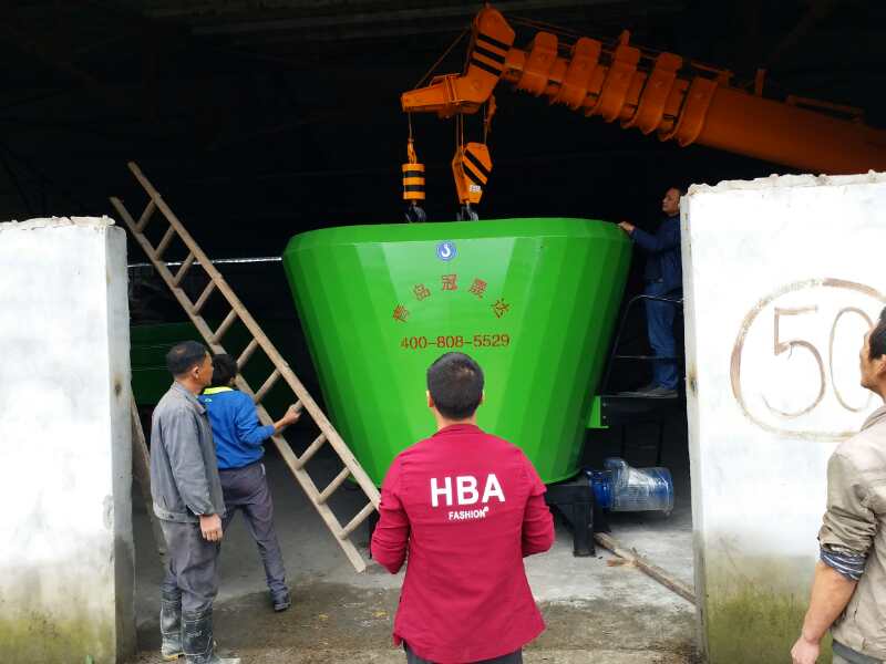 內(nèi)蒙古某公司購買牽引式TMR攪拌機(jī) 內(nèi)蒙古某公司購買牽引式TMR攪拌機(jī)