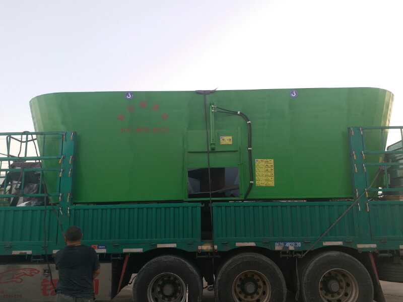 河南某公司購買固定式TMR攪拌機(jī) 河南某公司購買固定式TMR攪拌機(jī)